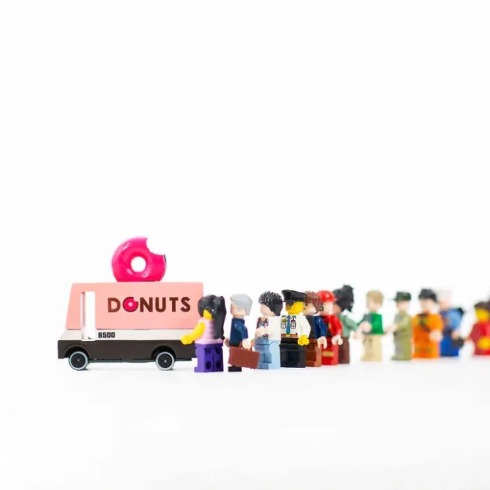 donut-truck-candylab-houten-speelgoedauto