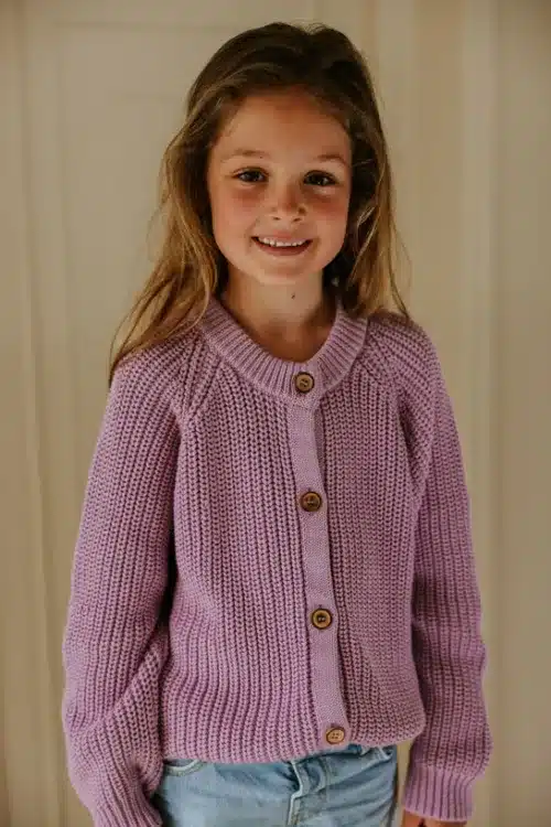 Cardigan-Orchid-yuki-kidswear-chunky-knitwear-vest-weste-gilet-knitwear-knit-organic-cotton-knits-purple-pink-roze-paars-vestje_545x.progressive