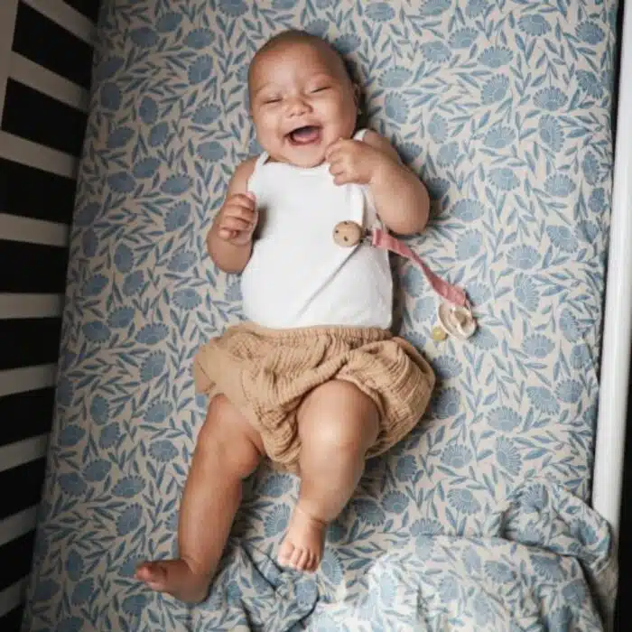 Mushie-Hydrofiele-Doek-XL-Swaddle-Blue-Flowers-840355801835-3