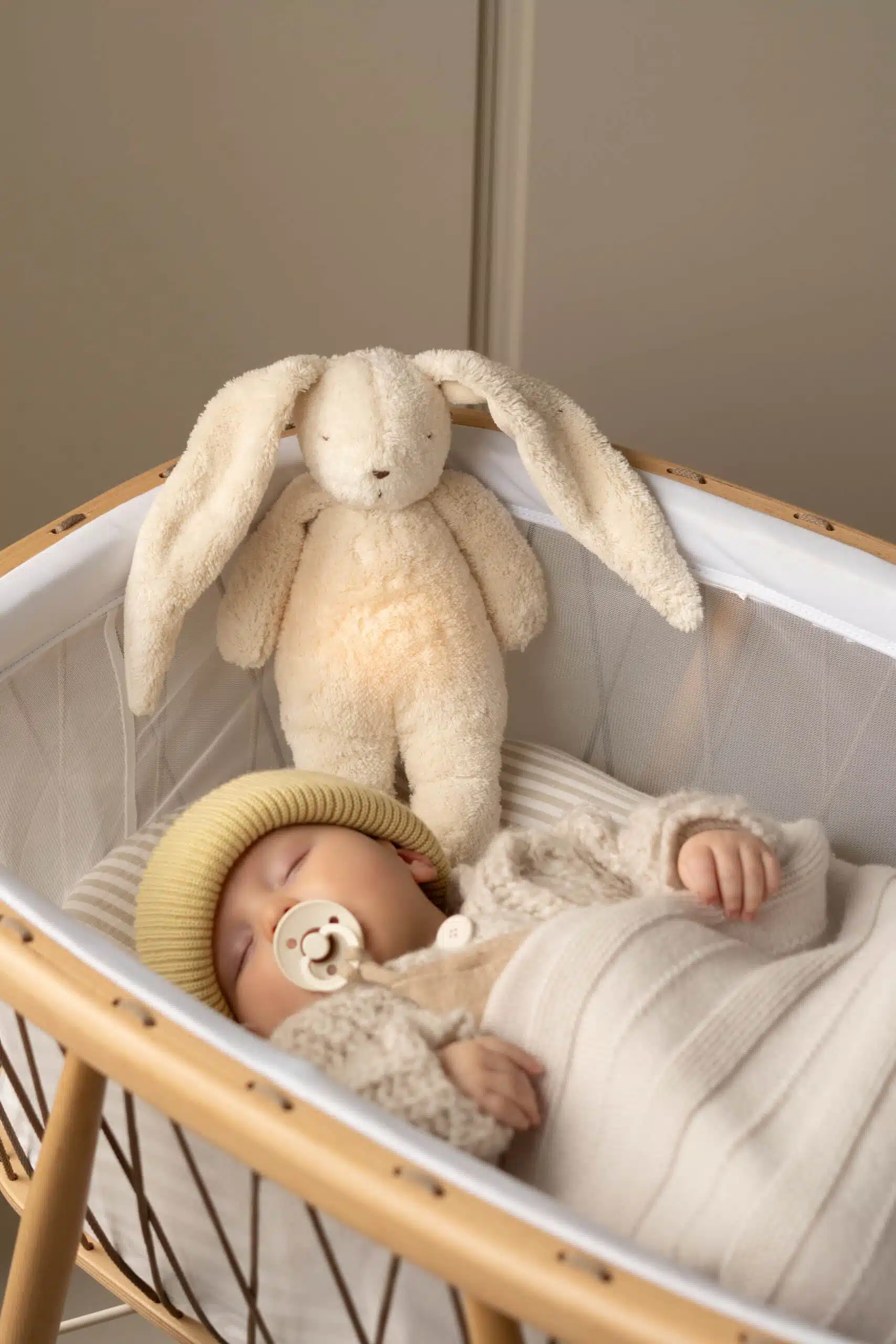 Moonie-Slaapknuffel-met-Licht-en-Geluid-Humming-Bunny-bij-Grasonderjevoeten.nl-5-scaled