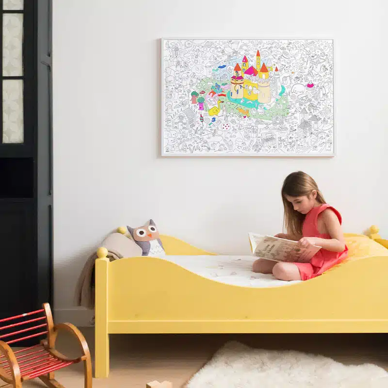 enfant-coloriant-poster-magic-omy-mur